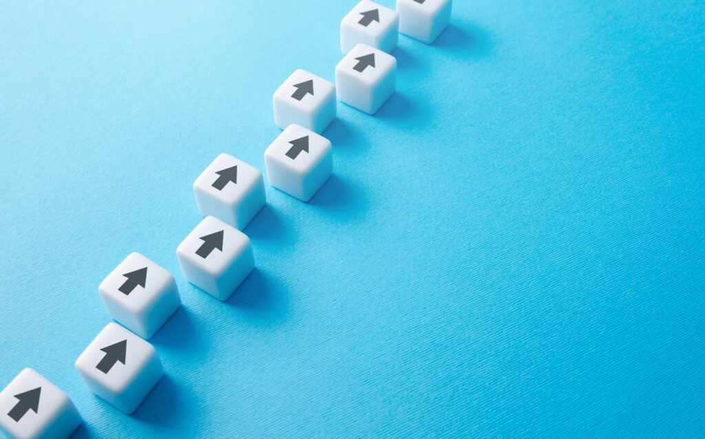 setas representando crescimento e, consequentemente, o desenvolvimento contínuo.