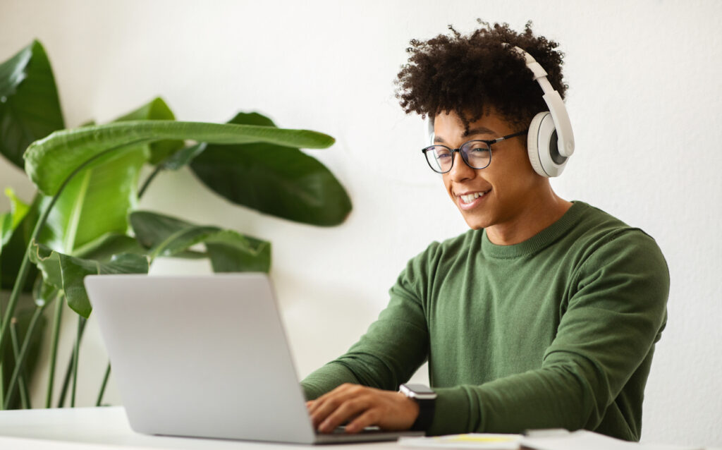 estudante estudando através do 