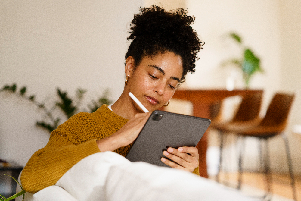 mulher fazendo treinamento de forma remota através da plataforma de LMS da Konviva